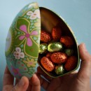 Floral green metal egg - 12 chocolates eggs